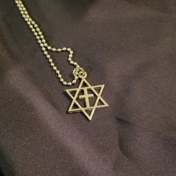 Silver tone necklace and lapel pin - Picture 4 of 4